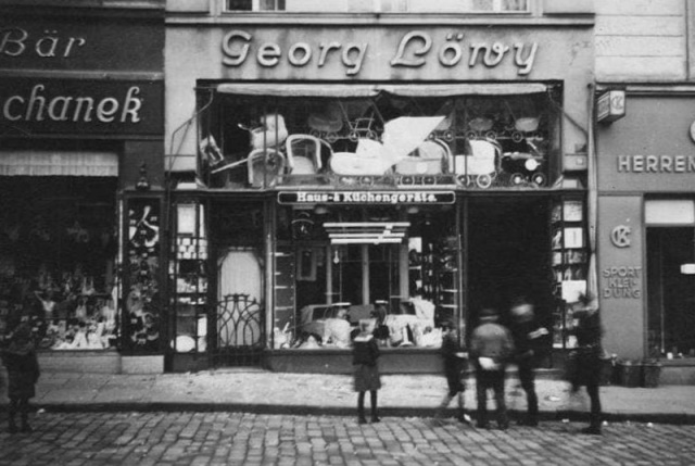 Hausgeräte- und Spielwarengeschäft von Georg Löwy in Glatz am Ring