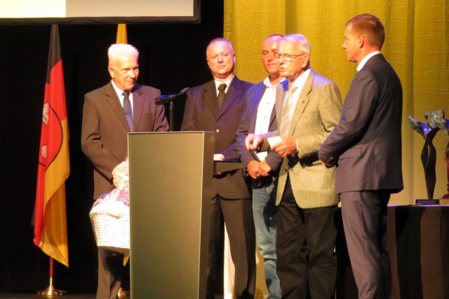 Eine vierköpfige Delegation aus Niederschwedeldorf (Szalejów Dolny) überbrachte Glückwünsche und einen Präsentkorb.