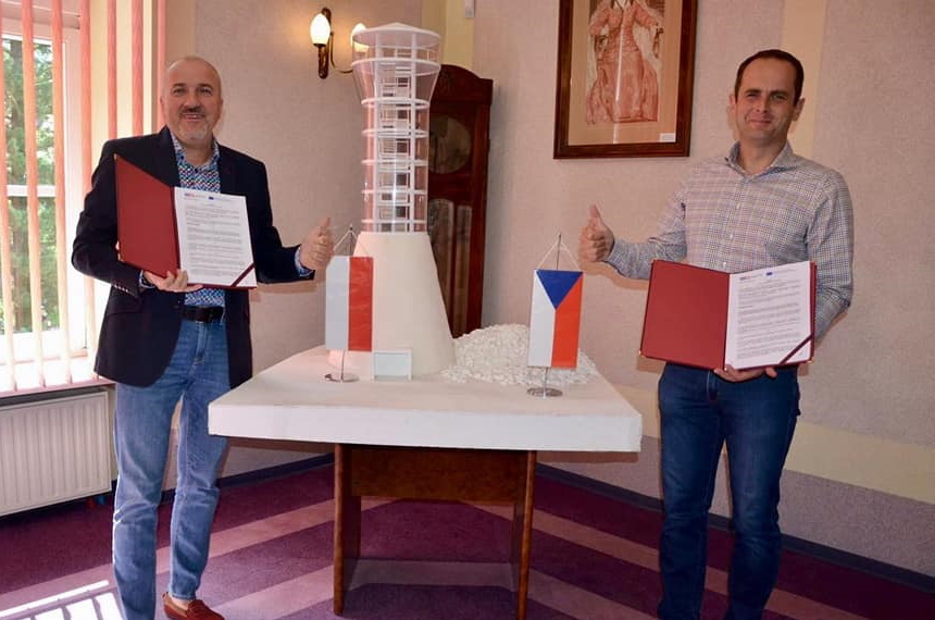 Vertragsunterzeichnung durch Bürgermeister Dariusz Chromiec