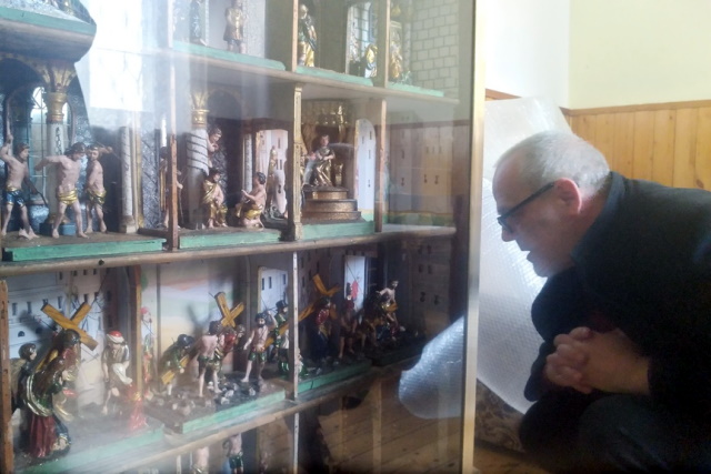 Pater Robert Mól besichtigt die Glatzer Passionskrippe