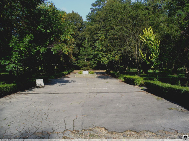 Ehem. Kreuzkirchhof, Hauptallee im Park der Jugend