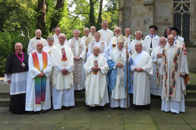 Nach dem Wallfahrtsgottesdienst versammeln sich die Priester, Diakone und Ordensritter zum Gruppenbild.