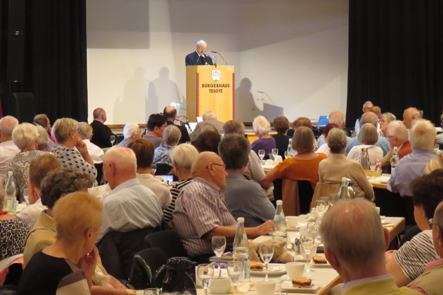 Gro&szlig;dechant Pr&auml;lat Franz Jung spricht zu den G&auml;sten im Saal des B&uuml;rgerhauses Telgte.