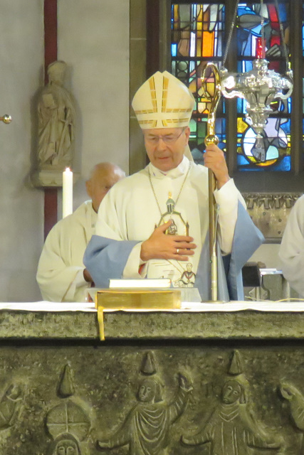 Nach der Gabenbereitung und Kommunion segnete der Weihbischof die Wallfahrer.