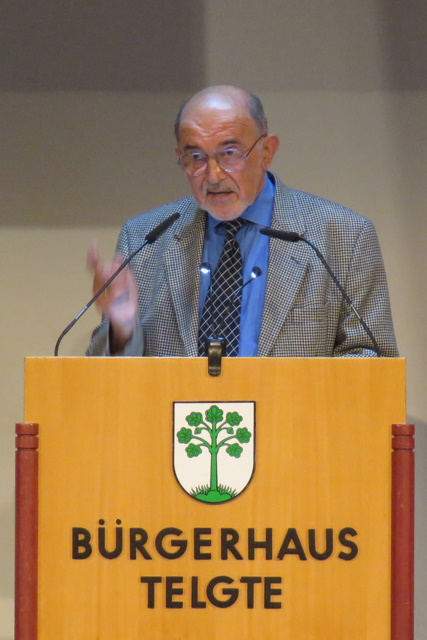 Ludwig Adelt trug ein Gedicht in Grafschafter Mundart vor.