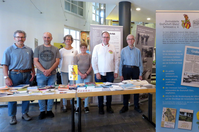 Der Vorstand und die Mitarbeiterinnen der Zentralstelle Grafschaft Glatz/Schlesien e.V.