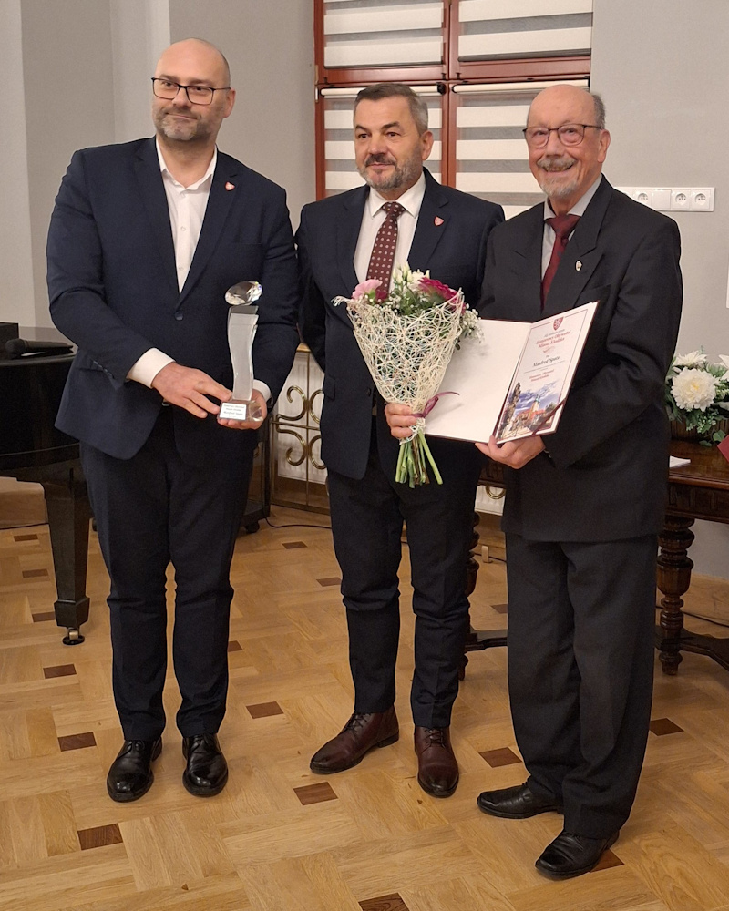 Ehrung (von links): Bürgermeister Michał Piszko, Ratsvorsitzender Piotr Bryła und Manfred Spata (Foto: Oliver Spata)