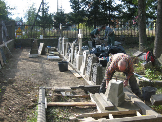 Sockel mit 13 Grabsteinen