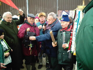 Bild 15: Nach der &Uuml;bergabe der Wander-Stafette