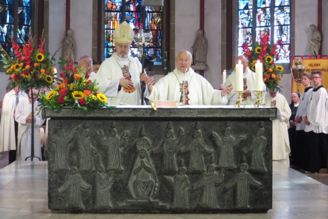 70. Glatzer Wallfahrt in Telgte 2016: Der Apostolische Nuntius Erzbischof Dr. Erwin Ender segnet im Beisein von Großdechant Prälat Franz Jung die Wallfahrer.