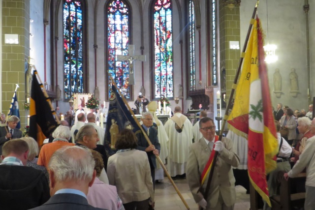 71. Glatzer Wallfahrt in Telgte 2017: Fahnen und Banner im Wallfahrtsgottesdienst