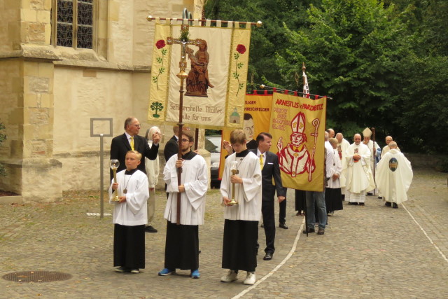 75. Glatzer Wallfahrt nach Telgte 2022: Einzug in die Wallfahrtskirche St. Clemens