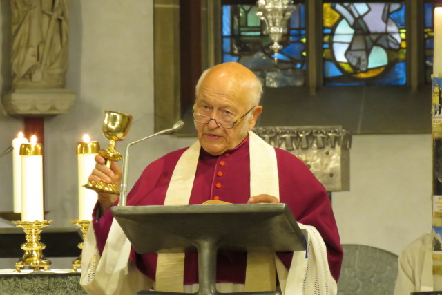 75. Glatzer Wallfahrt nach Telgte 2022: Großdechant Prälat Franz Jung zeigte dabei auch den Kelch des Seligen Gerhard Hirschfelder.