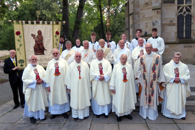 76. Glatzer Wallfahrt nach Telgte 2023: Gruppenbild der Priester und Diakone mit den Messdienern und Bannertr&auml;gern