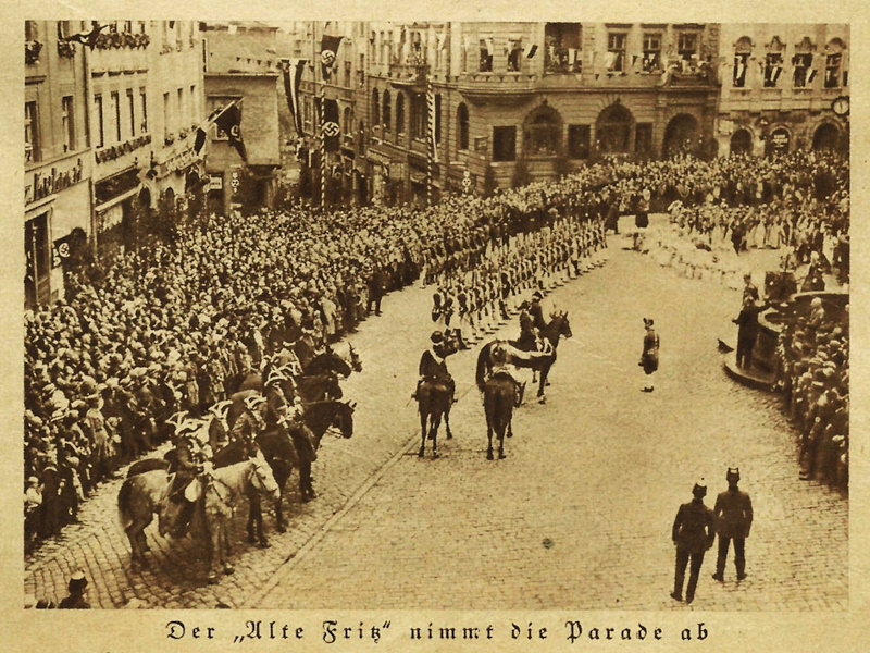 Der &bdquo;Alte Fritz&ldquo; nimmt die Parade ab