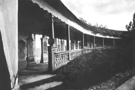 Kirchhof mit Kreuzweg I