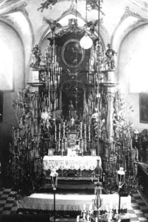 Altar im Weihnachtsschmuck