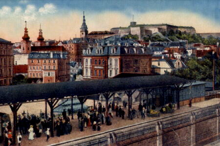 Blick auf Bahnhof, Stadt und Festung