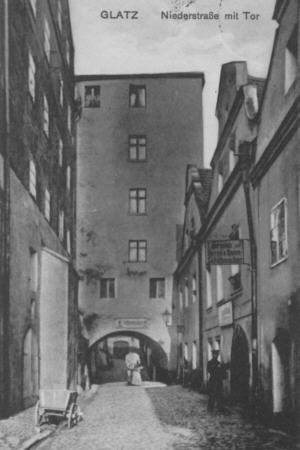 Niederstra&szlig;e mit Tor