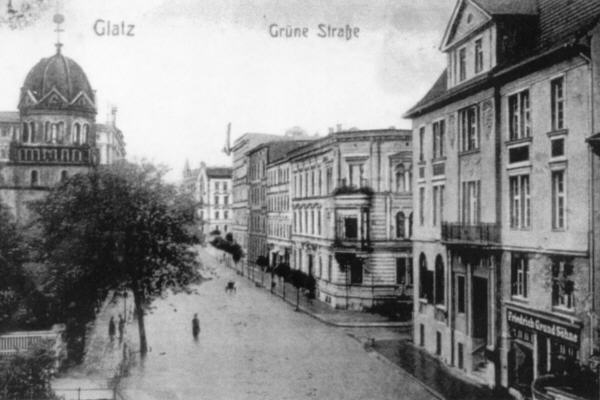 Gr&uuml;ne Stra&szlig;e mit Synagoge