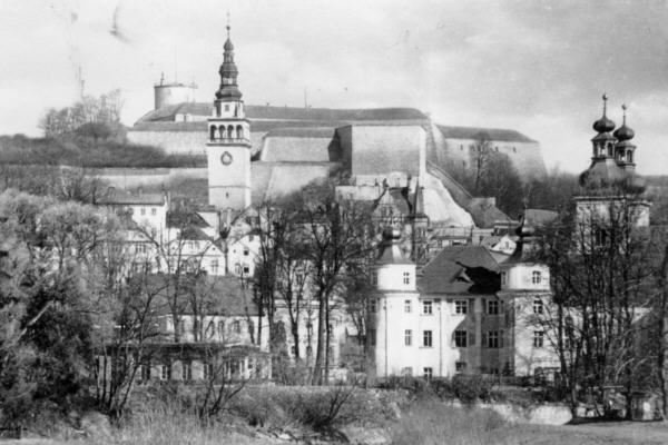Blick mit Festung und Minoritenkirche