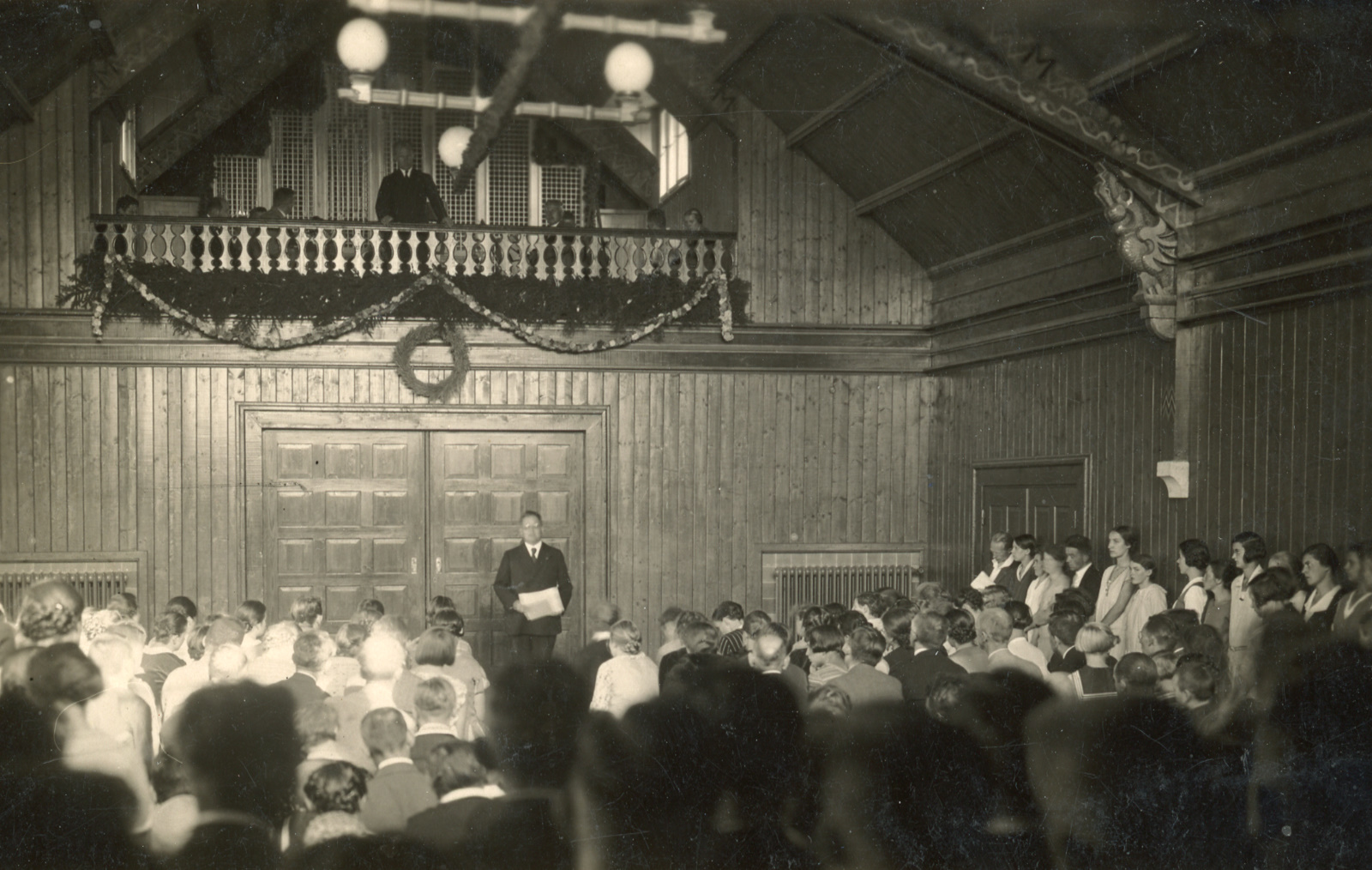 Festhalle des Jugendhofes Hassitz mit Orgelempore