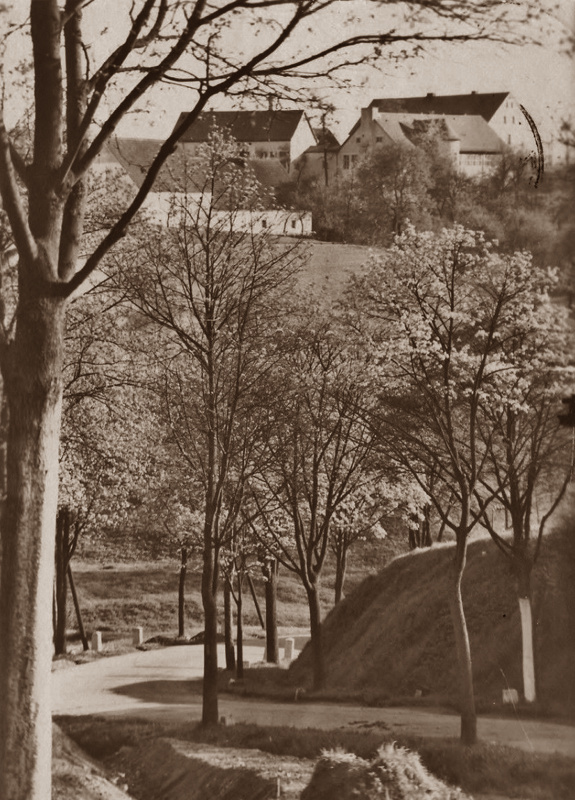 Blick von der Dorfstra&szlig;e zum Jugendhof Hassitz