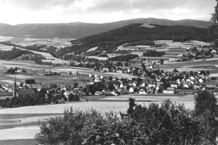 Ortsansicht mit dem Eulengebirge