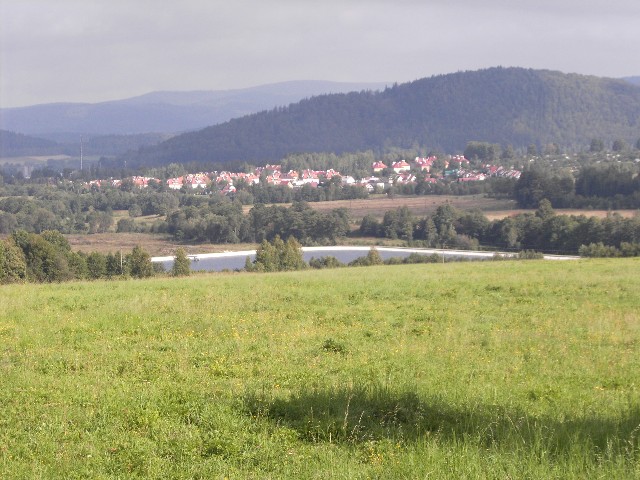 Ortsansicht mit Stausee
