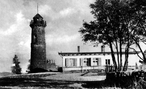 Lukas-Baude bei Schlegel mit dem Moltke-Turm